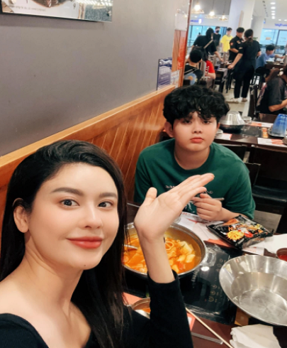 Trương Quỳnh Anh nói con trai là động lực khiến cô sống tích cực hơn, đứng dậy sau những tổn thương và cố gắng mỗi ngày. Càng lớn, cậu bé càng hiểu chuyện và trở thành chỗ dựa tinh thần vững chắc của mẹ.