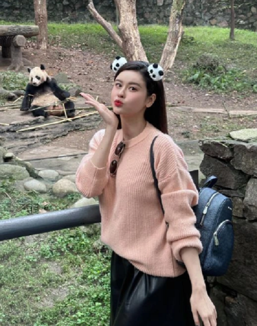 Dù là mẹ một con, Trương Quỳnh Anh vẫn phù hợp phong cách trẻ trung, ngọt ngào. Cô nói bí quyết níu giữ thanh xuân là sống tích cực. Ngoài ra, nữ diễn viên thừa nhận thực hiện một số thủ thuật phẫu thuật thẩm mỹ. Cô cũng tập gym, boxing để giữ dáng.