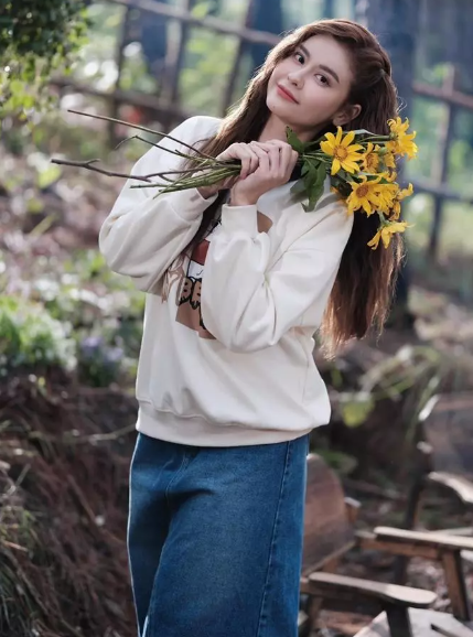 Ở tuổi 34, Trương Quỳnh Anh tự nhận sự nghiệp của cô không hoành tráng, không hào nhoáng. Mặc dù vậy, cô không tự đặt áp lực cho bản thân. "Tôi chưa bao giờ quá mưu cầu sự nổi tiếng và tiền bạc nên tôi hài lòng với những gì mình đang có, với vị trí mình đạt được", ca sĩ, diễn viên từng chia sẻ (Ảnh: Facebook nhân vật).