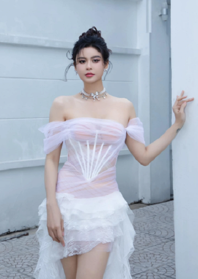 Trương Quỳnh Anh được nhận xét là người đẹp đa tài của showbiz Việt khi hoạt động trong vai trò ca sĩ, diễn viên lẫn MC. Ở tuổi 34, cô đã có gần 15 năm hoạt động nghệ thuật.