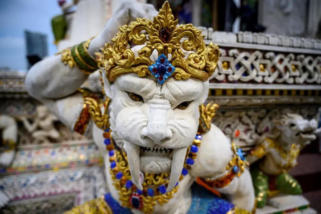 Để tới "đền David Beckham" du khách bắt bus nhanh BRT (vé 15 baht) đến trạm dừng Chong Nonsi rồi đi qua cầu hoặc đón taxi từ trung tâm thành phố đến tận chùa tốn khoảng 80 - 150 baht.