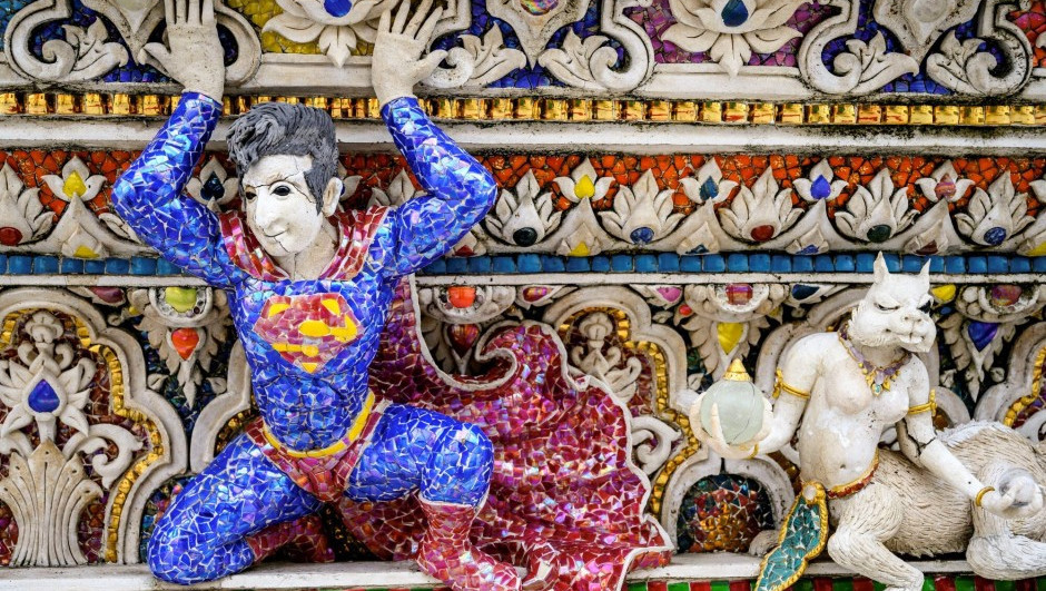 Ngoài ra, khi bộ quanh đền Pariwat, du khách cũng dễ dàng bắt gặp tượng của các nhân vật hoạt hình, truyện tranh như Mater Roshi trong Dragon Ball Z, bức tượng Pikachu màu vàng với chiếc đuôi ngoằn ngoèo, Thủy thủ Popeye, One Piece hay các siêu anh hùng hiện đại như Spider-Man, Captain America...