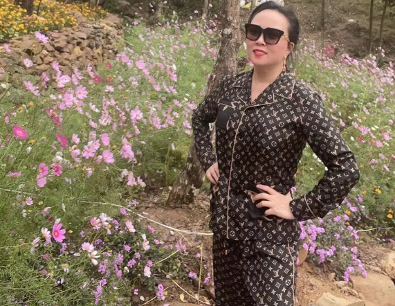 Phượng Chanel đam mê những set hàng hiệu cộp logo kín đặc - Hình 3 Phuong Chanel dam me nhung set hang hieu cop logo kin dac-Hinh-3