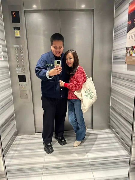 Đỗ Nhật Nam chụp ảnh cùng mẹ.