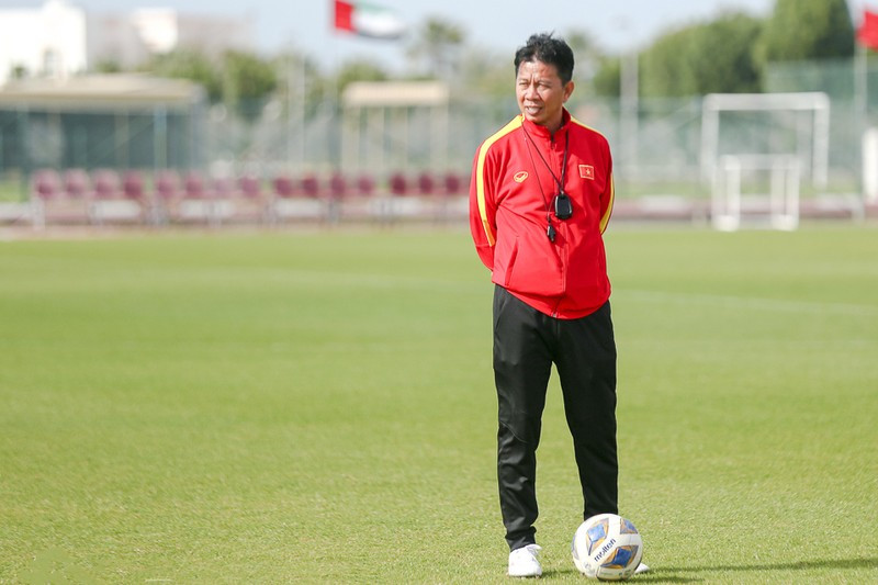 HLV Hoàng Anh Tuấn trong chuyến tập huấn tại Dubai, UAE của U20 Việt Nam. (Ảnh: VFF)