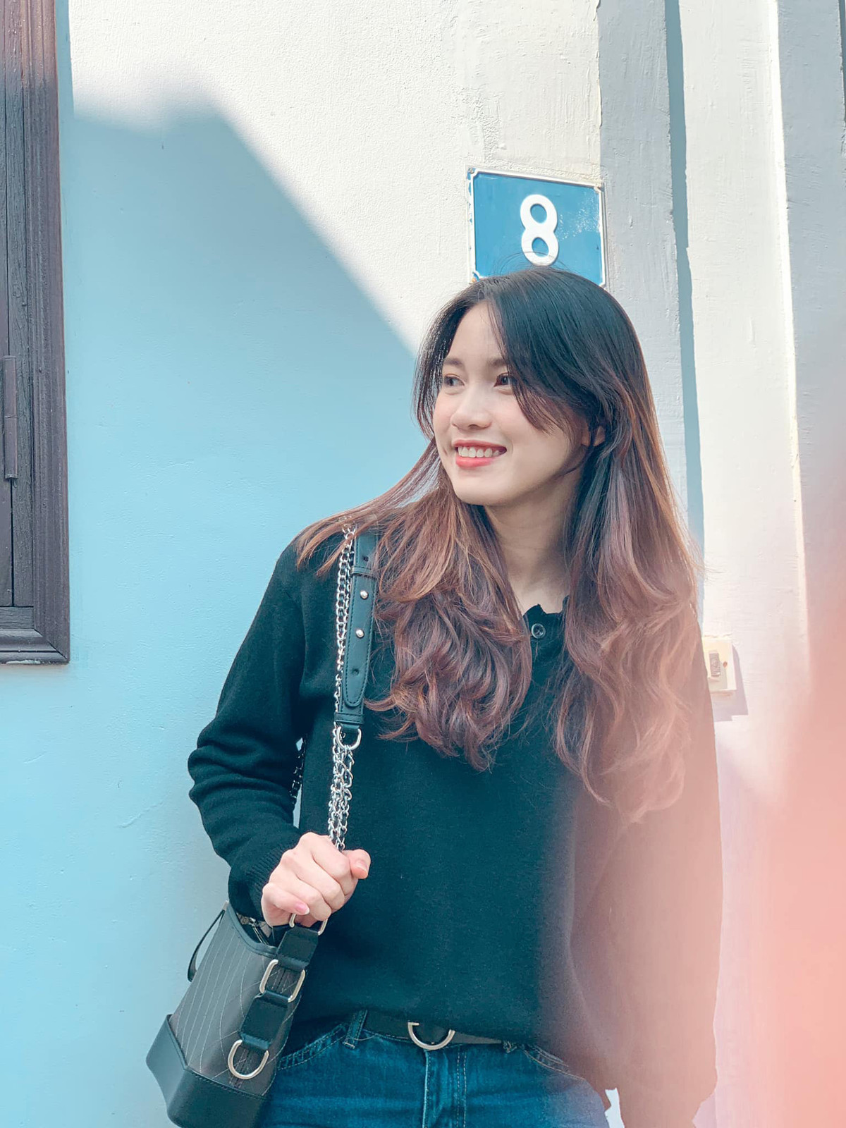 Trên trang cá nhân, nữ quân nhân xinh đẹp thường xuyên chủ yếu đăng tải các hình ảnh tập luyện, đi du lịch cùng bạn bè, đồng đội.