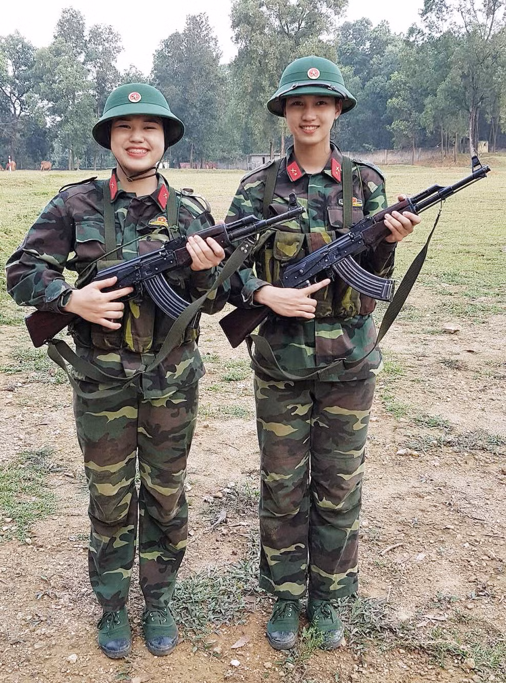 Bộ Tư lệnh Thông Tin không chỉ là đội bóng mạnh trong làng bóng chuyền Việt Nam, mà còn là nơi sở hữu rất nhiều hoa khôi bóng chuyền. Nếu thế hệ trước có Phạm Kim Huệ, Phạm Thị Yến, Phạm Thị Thu Trang, Nguyễn Linh Chi... thì thời điểm hiện tại có Trần Việt Hương, Nguyệt Anh, Nguyễn Thanh Hương... Đáng chú ý, Nguyễn Thị Phương (phải) là một trong những tay đập nổi lên với vẻ đẹp gây thương nhớ.