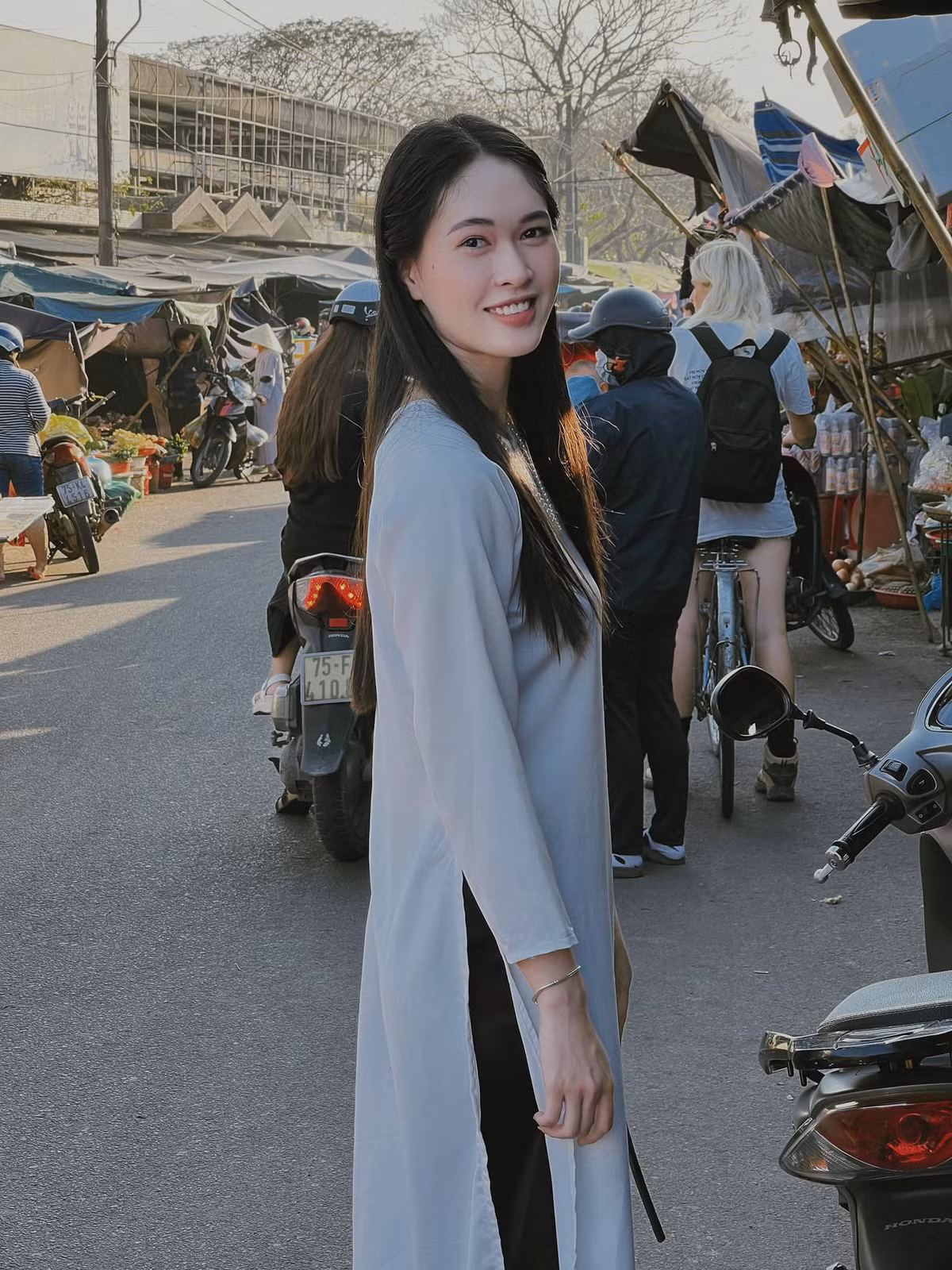 Được biết, hiện Võ Tấn Sanh Vy theo học hai trường cùng lúc là Đại học Hà Nội và Đại học Kinh tế Quốc dân.