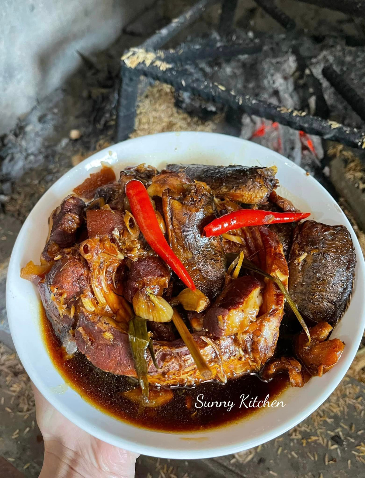 Kho cá bằng nồi gang bếp củi, cho thêm thứ này ngon khó cưỡng Kho ca bang noi gang bep cui, cho them thu nay ngon kho cuong