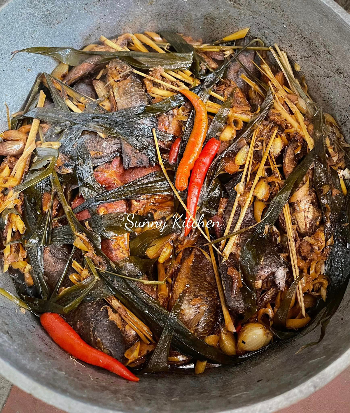 Kho cá bằng nồi gang bếp củi, cho thêm thứ này ngon khó cưỡng - Hình 2 Kho ca bang noi gang bep cui, cho them thu nay ngon kho cuong-Hinh-2