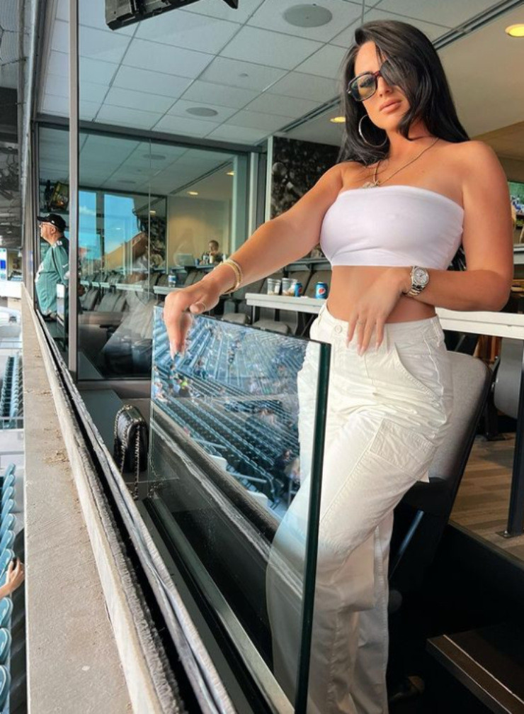 Khi biết tin mình vượt qua nhiều đối thủ để giành ngôi đầu, Marchetti vui sướng viết trên Instagram: "Thật vinh dự, không thể tin được. Nhưng điều vinh dự nhất có lẽ là việc được đứng đây và chia sẻ niềm vui với những người vợ, bạn gái xinh đẹp của các cầu thủ CLB Eagles".