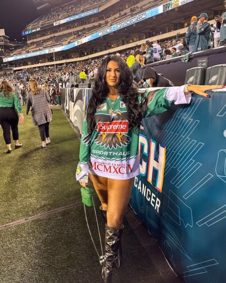 Trên trang cá nhân, ngoài việc chia sẻ những bức ảnh đẹp cá nhân, cô gái 29 tuổi còn đăng tải nhiều bức ảnh hạnh phúc cùng Cox. Hơn 16.000 người theo dõi trang cá nhân của Marchetti ấn tượng vì vẻ đẹp gợi cảm của cô nàng sở hữu cả 3 vòng đều có phần "quá khổ".