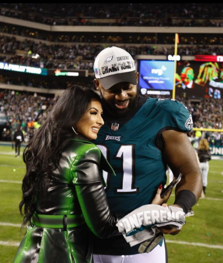 Marchetti, người đẹp có đôi mắt nâu được trao giải bởi Sports Lens, bên đã đưa cô lên trên nhóm WAGs của CLB Eagles. Trong danh sách cạnh tranh với bạn gái của Cox còn có nhiều ứng viên tuyệt đẹp như vợ của Darius Slay, Jennifer Slay, bạn gái Lane Johnson, Kelsey Holmer, Boston Scott...