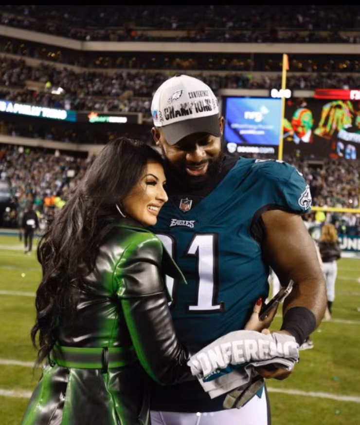 Marchetti, người đẹp có đôi mắt nâu được trao giải bởi Sports Lens, bên đã đưa cô lên trên nhóm WAGs của CLB Eagles. Trong danh sách cạnh tranh với bạn gái của Cox còn có nhiều ứng viên tuyệt đẹp như vợ của Darius Slay, Jennifer Slay, bạn gái Lane Johnson, Kelsey Holmer, Boston Scott...