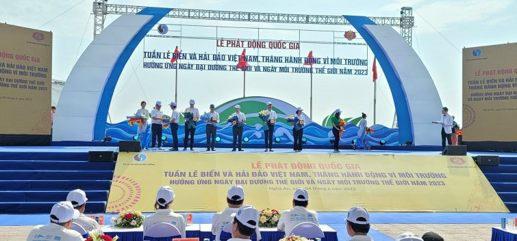 Chung tay phat dong chien dich chong o nhiem nhua