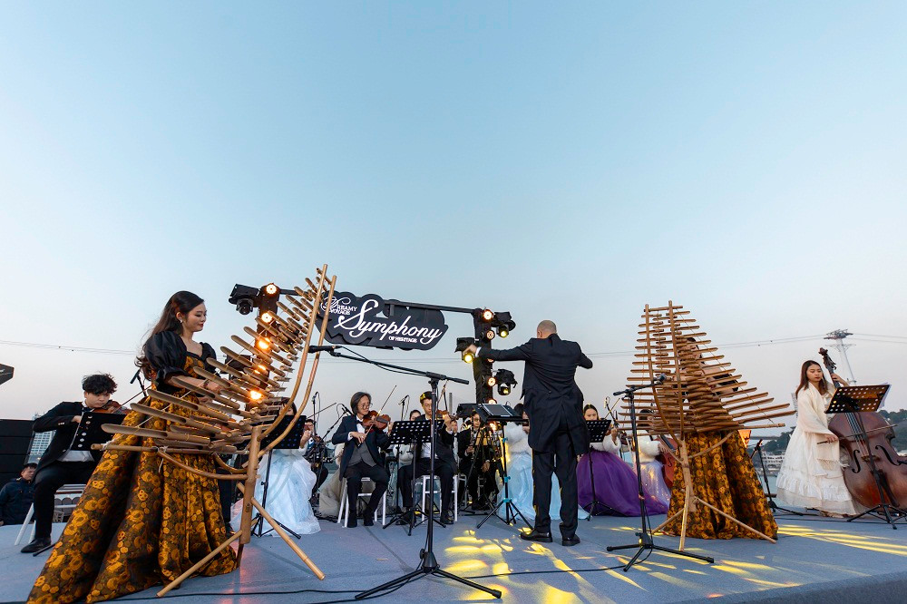 Nhac truong Dong Quang Vinh cung dan nhac “Suc song moi” tren du thuyen Ha Long