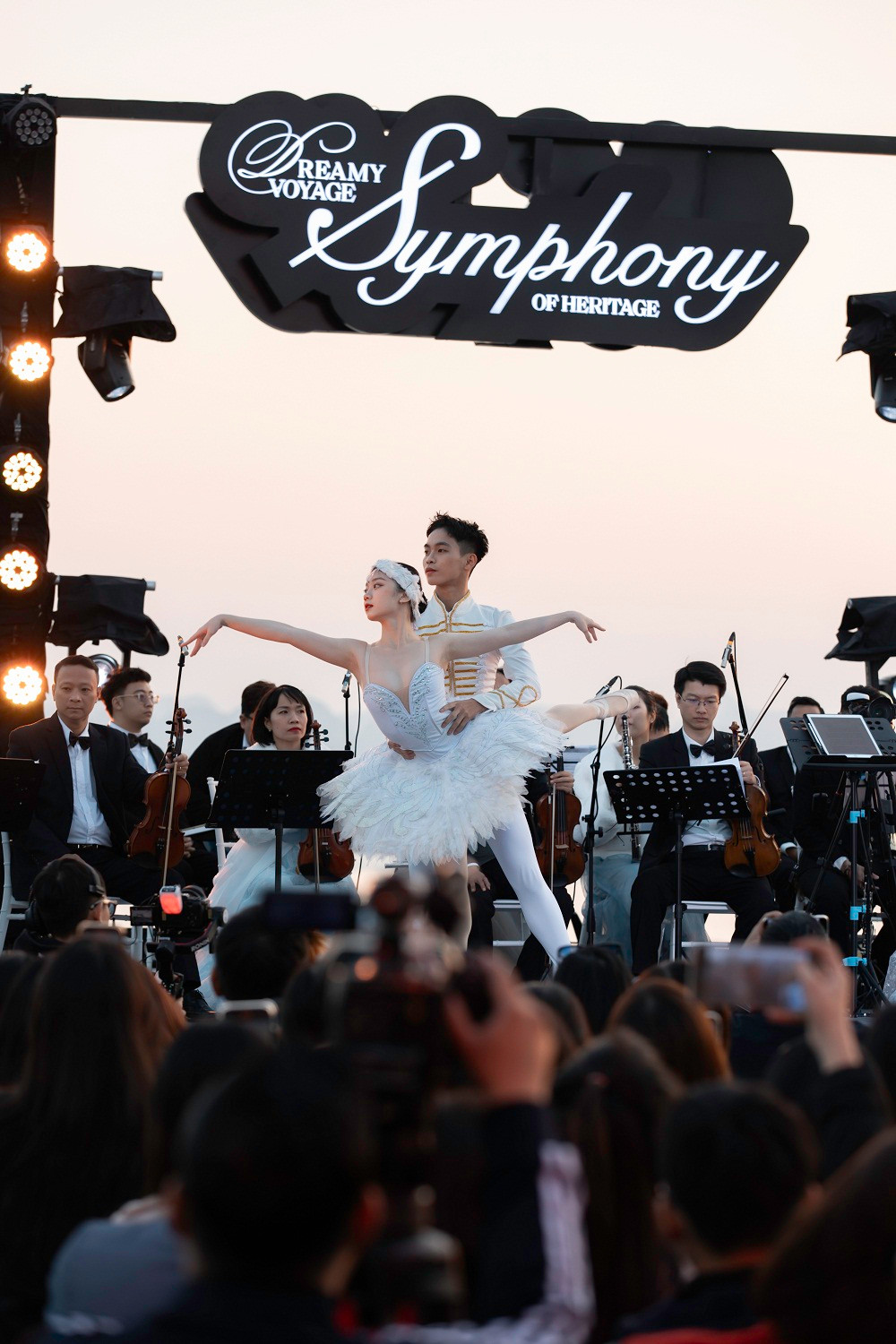 Nhac truong Dong Quang Vinh cung dan nhac “Suc song moi” tren du thuyen Ha Long-Hinh-5