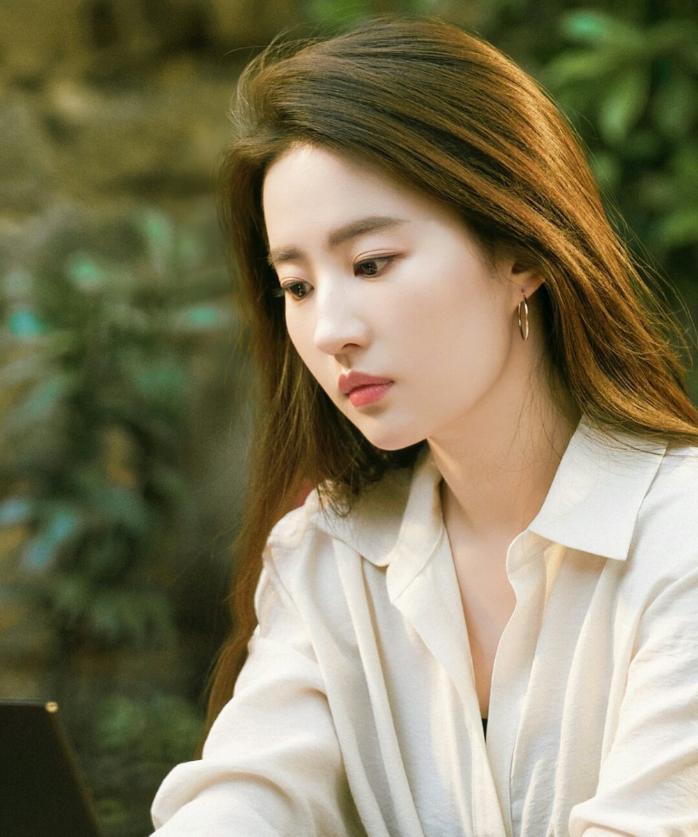 Lưu Diệc Phi còn được mệnh danh là "cỗ máy in tiền" của làng giải trí Hoa ngữ. Trong thế hệ diễn viên 8x, nữ diễn viên đứng top đầu về nhan sắc, mức độ nổi tiếng cũng như tầm ảnh hưởng đến cộng đồng.