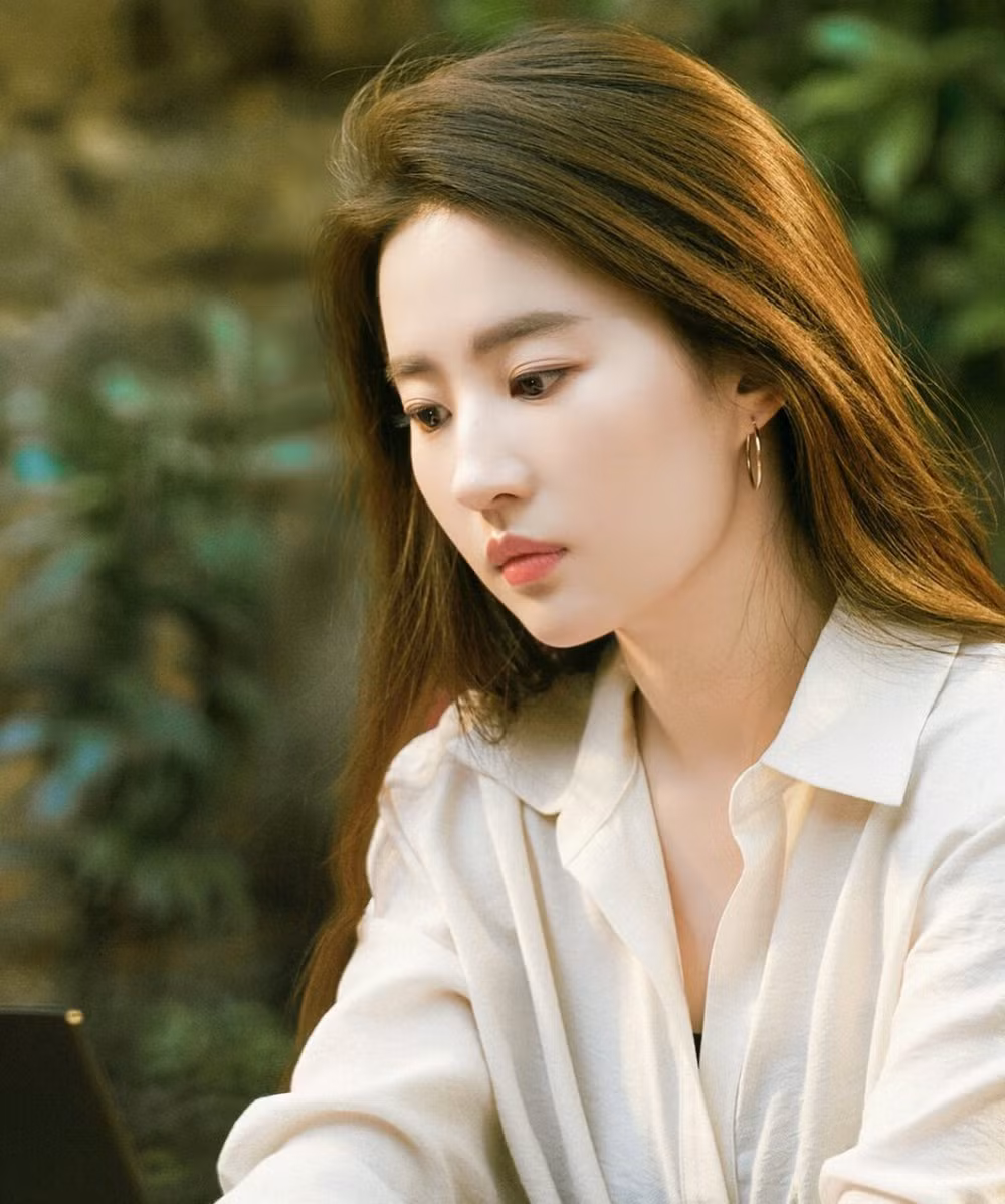 Lưu Diệc Phi còn được mệnh danh là "cỗ máy in tiền" của làng giải trí Hoa ngữ. Trong thế hệ diễn viên 8x, nữ diễn viên đứng top đầu về nhan sắc, mức độ nổi tiếng cũng như tầm ảnh hưởng đến cộng đồng.