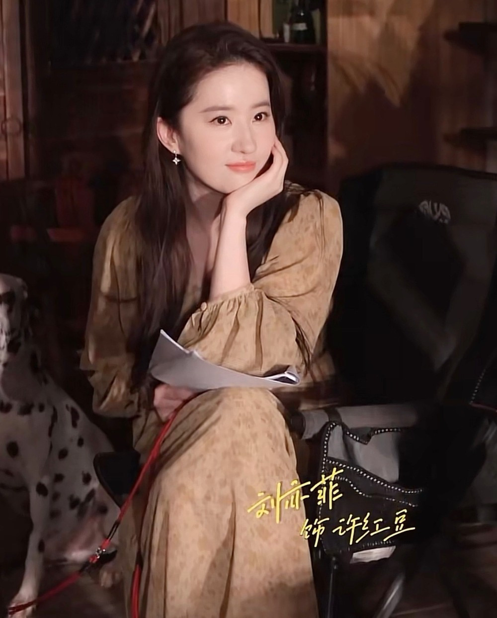 Lưu Diệc Phi vẫn đang độc thân. Năm 2015, khi ra mắt phim Tình Yêu Thứ Ba, Lưu Diệc Phi và Song Seung Hun công khai yêu nhau. Trước tin đồn hẹn hò để quảng cáo cho phim, nam diễn viên người Hàn Quốc cho biết: "Tôi không chia tay với Lưu Diệc Phi, chúng tôi cũng không có lý do gì để phải giả vờ hẹn hò cả. Mặc dù không thể thường xuyên gặp bạn gái nhưng trong lòng tôi lúc nào cũng nhớ cô ấy".