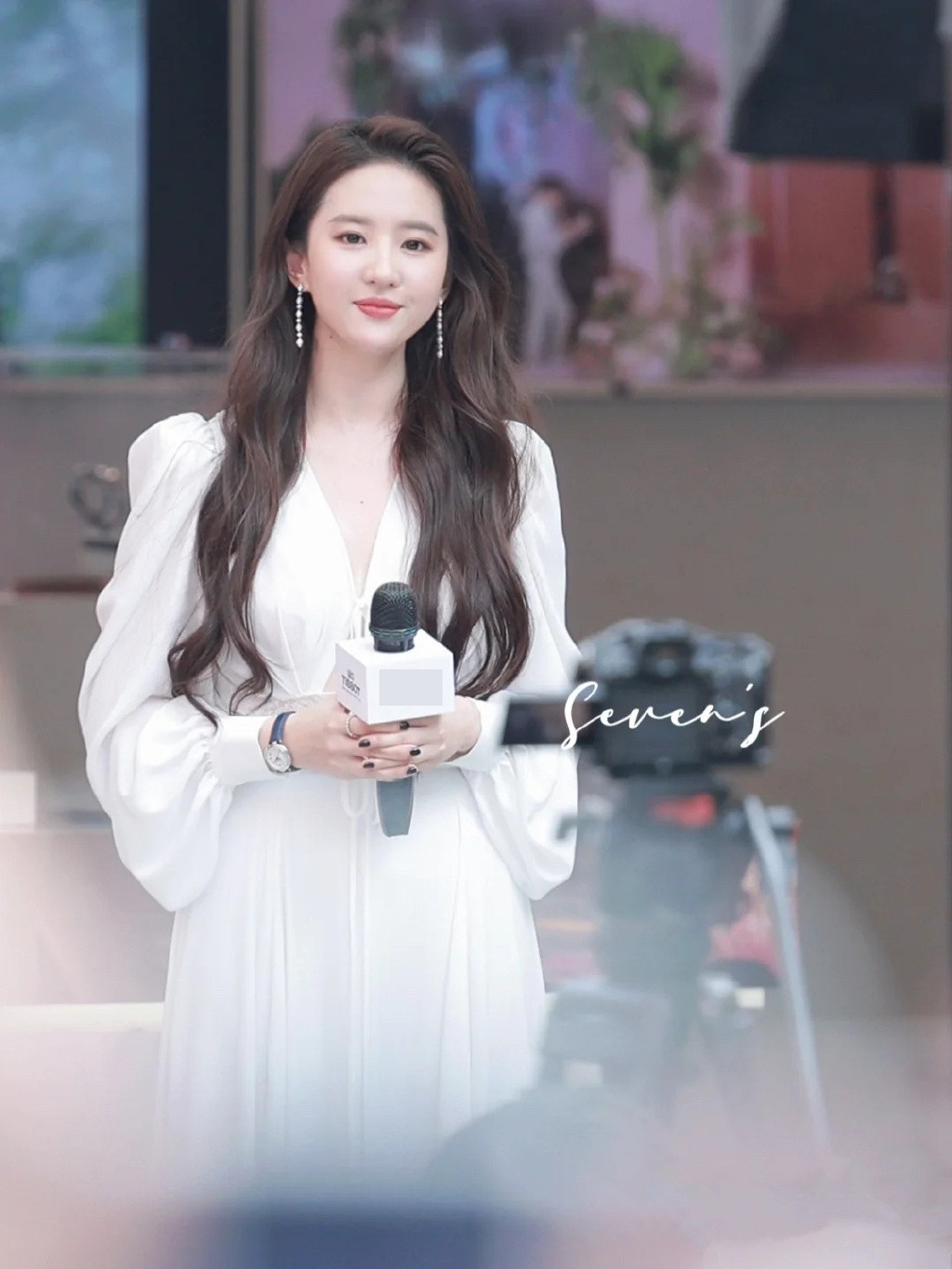 Sau thành công của Gia Tộc Kim Phấn, Lưu Diệc Phi tiếp tục để lại tên tuổi trong phim Thiên Long Bát Bộ 2003. Cô vào vai Vương Ngữ Yên khi mới 16 tuổi. Dù là phim cổ trang đầu tay, gương mặt còn non nớt, nhưng nhiều khán giả nhận xét cô hoàn thành tốt vai diễn. Thành công với nhân vật Vương Ngữ Yên, cô bắt đầu được khán giả gọi với biệt danh "thần tiên tỷ tỷ".