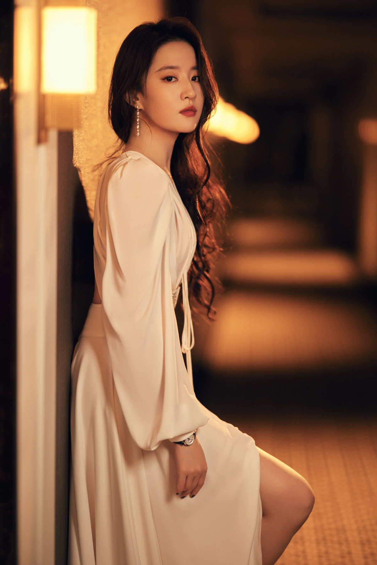 Vai Tiểu Long Nữ trong phim Thần Điêu Đại Hiệp đã giúp tên tuổi của Lưu Diệc Phi vang danh. Trước đó, nhà văn Kim Dung từng nhận xét về Lưu Diệc Phi: "Cô gái này sinh ra như để hóa thân thành nhân vật nữ trong tác phẩm của tôi". Trong phim, cô thể hiện được khí chất của thanh cao, thoát tục của “thần tiên tỷ tỷ” và nhan sắc "băng thanh ngọc khiết" khiến khán giả nhớ mãi.