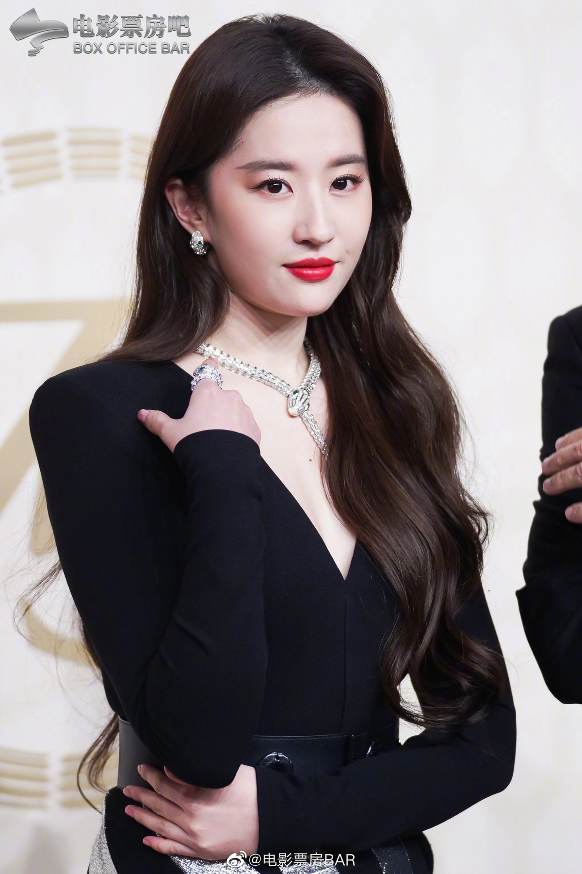 Ở tuổi 36, Lưu Diệc Phi vẫn giữ sức hút trong làng giải trí. Nữ diễn viên ít đóng phim, dành thời gian cho cuộc sống nhưng luôn được các đơn vị, nhãn hàng săn đón. Ở mảng quảng cáo, cô làm đại diện cho nhiều nhãn hàng quốc tế.