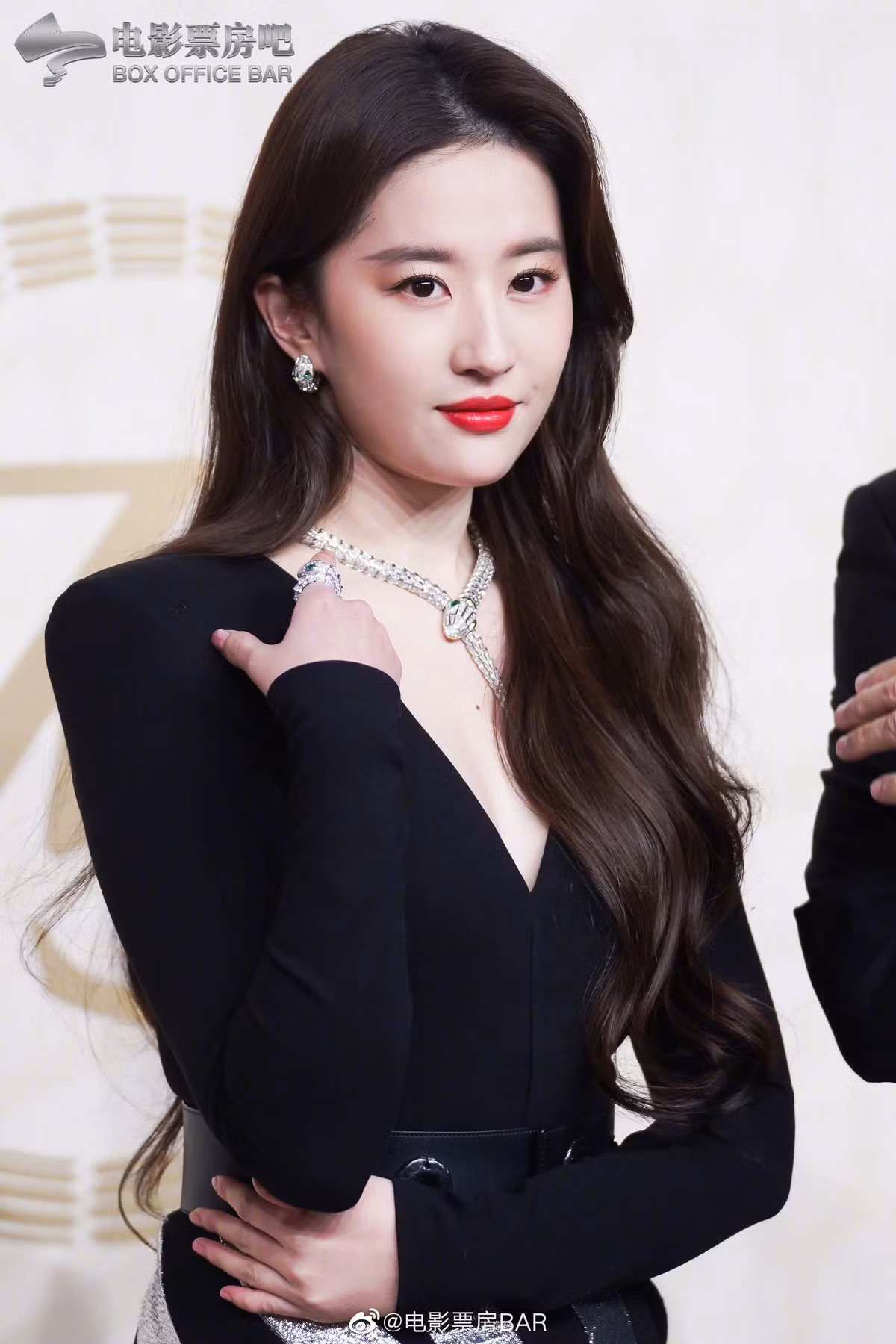 Ở tuổi 36, Lưu Diệc Phi vẫn giữ sức hút trong làng giải trí. Nữ diễn viên ít đóng phim, dành thời gian cho cuộc sống nhưng luôn được các đơn vị, nhãn hàng săn đón. Ở mảng quảng cáo, cô làm đại diện cho nhiều nhãn hàng quốc tế.