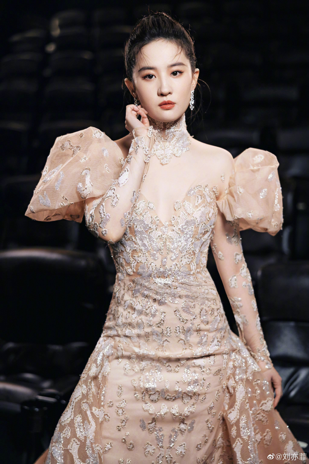 Trong phim Tiên Kiếm Kỳ Hiệp 1 năm 2005, cô vào vai nữ chính Triệu Linh Nhi - hậu duệ của Nữ Oa, người con gái khiến Tiêu Dao (do Hồ Ca thủ vai) ngày đêm thương nhớ. Triệu Linh Nhi nghĩ rằng không thể đem lại hạnh phúc cho Tiêu Dao, nên đã bỏ đi để tác thành cho chàng cùng Lâm Nguyệt Như (do An Dĩ Hiên đóng).