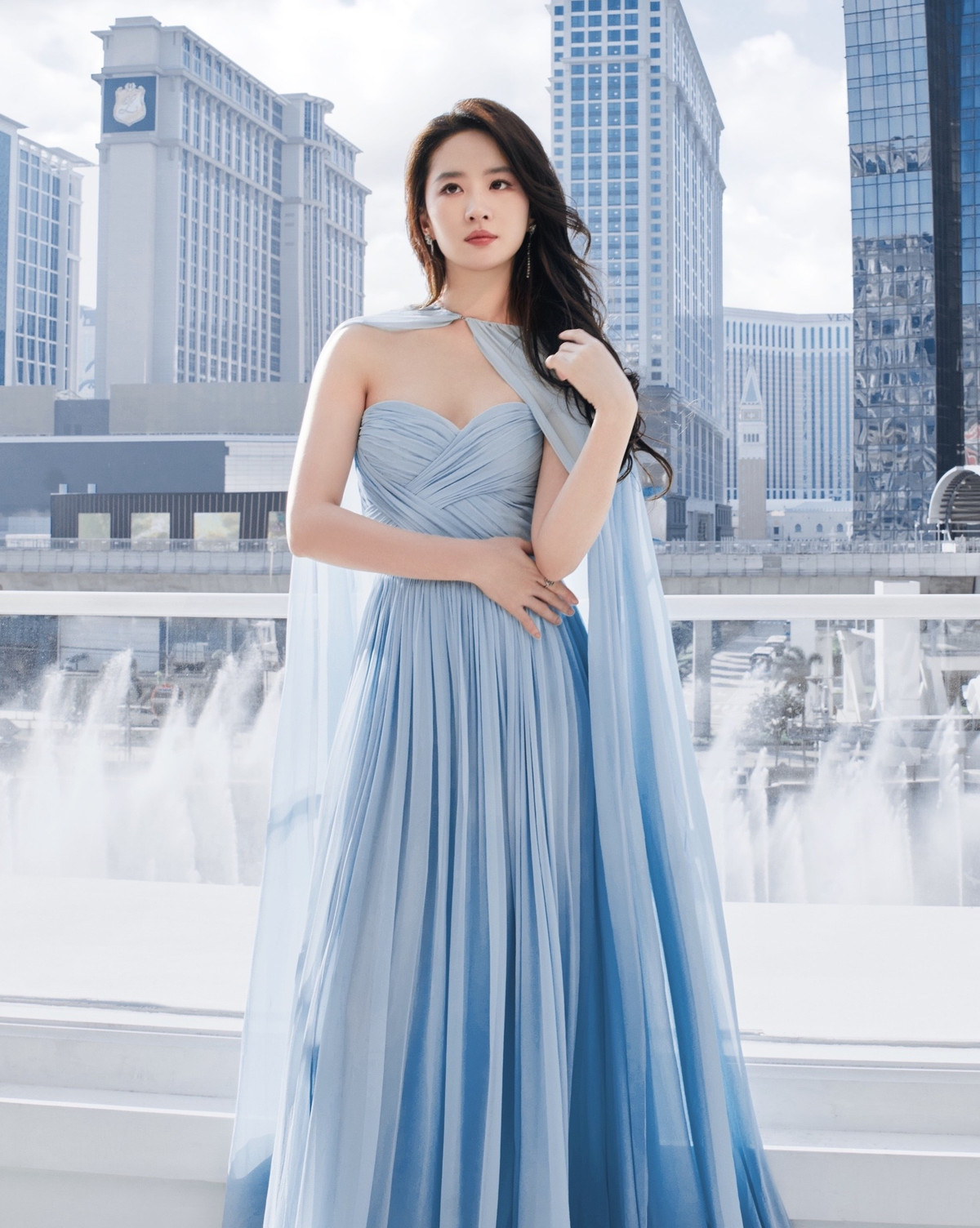 Sau 3 năm hẹn hò, Song Seung Hun lên tiếng xác nhận chuyện chia tay Lưu Diệc Phi. Cả hai bận rộn với công việc mà không có thời gian nghỉ ngơi, khiến mối quan hệ ngày càng xa cách.