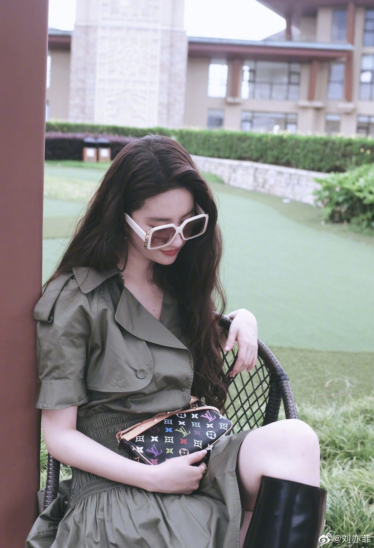 Sau 16 năm kể từ vai diễn trong Thần điêu đại hiệp, Lưu Diệc Phi mới gây ấn tượng với khán giả trong Mộng Hoa Lục - tác phẩm đánh dấu màn tái xuất truyền hình của “thần tiên tỷ tỷ”. Phim xoay quanh cuộc đời Triệu Phán Nhi (do Lưu Diệc Phi đóng) từ khi là chủ tiệm trà ở huyện nhỏ, bị chồng chưa cưới hủy hôn tới lúc làm bà chủ nhà hàng lớn ở kinh thành, đấu tranh để bảo vệ công việc của bản thân và bảo vệ tình yêu với Cố Thiên Phàm (Trần Hiểu đóng).