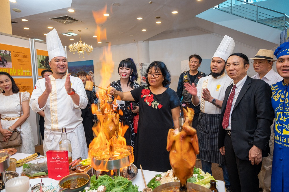 Trải nghiệm món ăn tại ngày hội.