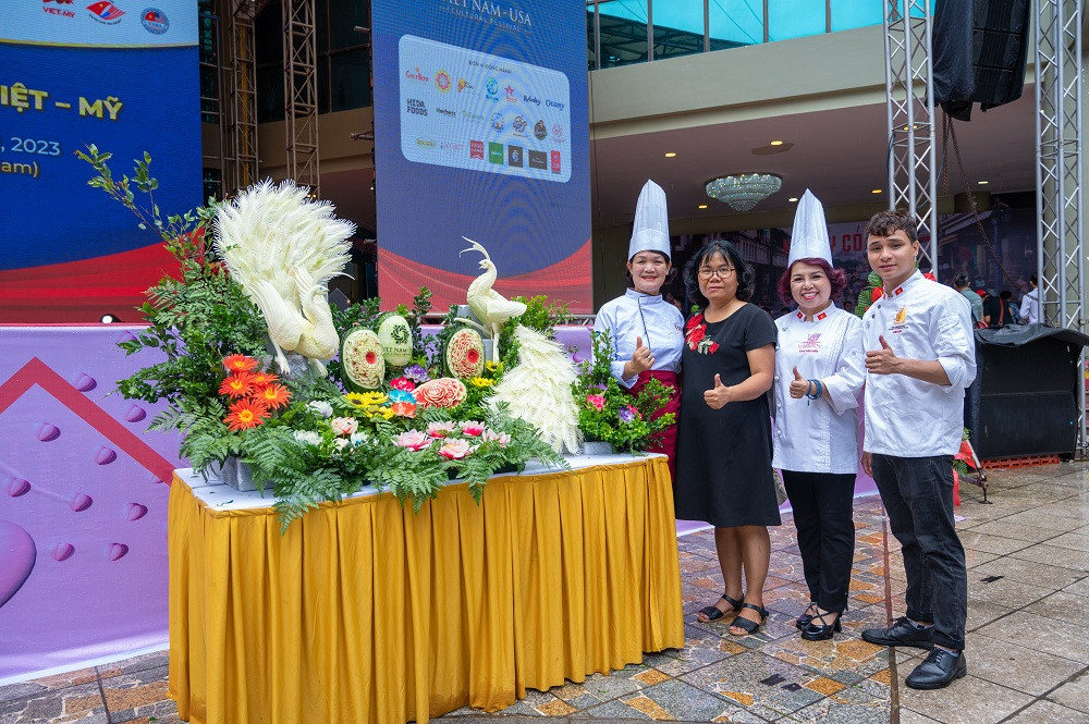 Nghệ thuật ẩm thực kết hợp với nghệ thuật trang trí do các nghệ nhân chế tác.