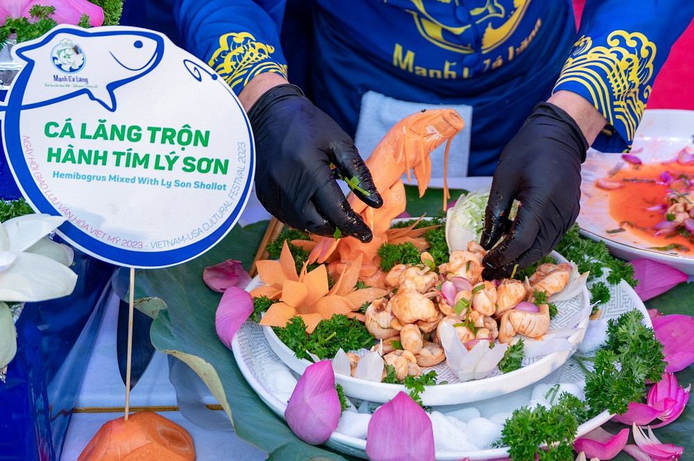 Món cá lăng trộn hành tím được nhiều khán giả yêu thích.