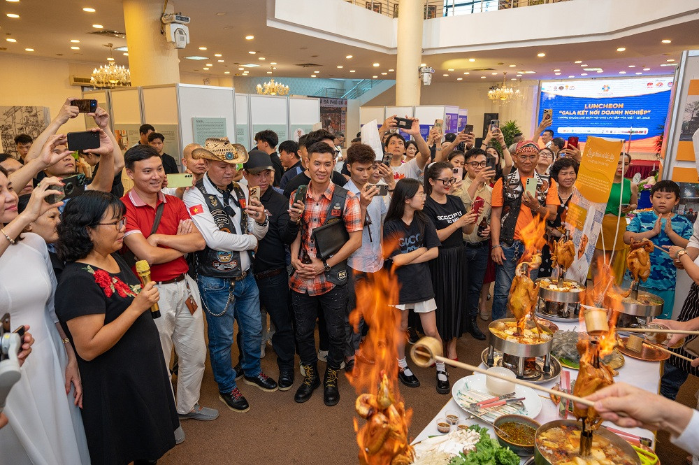 Ngày Hội giao lưu văn hóa Việt - Mỹ thu hút công chúng, diễn ra với nhiều hoạt động giao lưu văn hóa như: Giao lưu và trình diễn nghệ thuật ẩm thực; trình diễn ca hài kịch; trưng bày ẩm thực tại các gian hàng…
