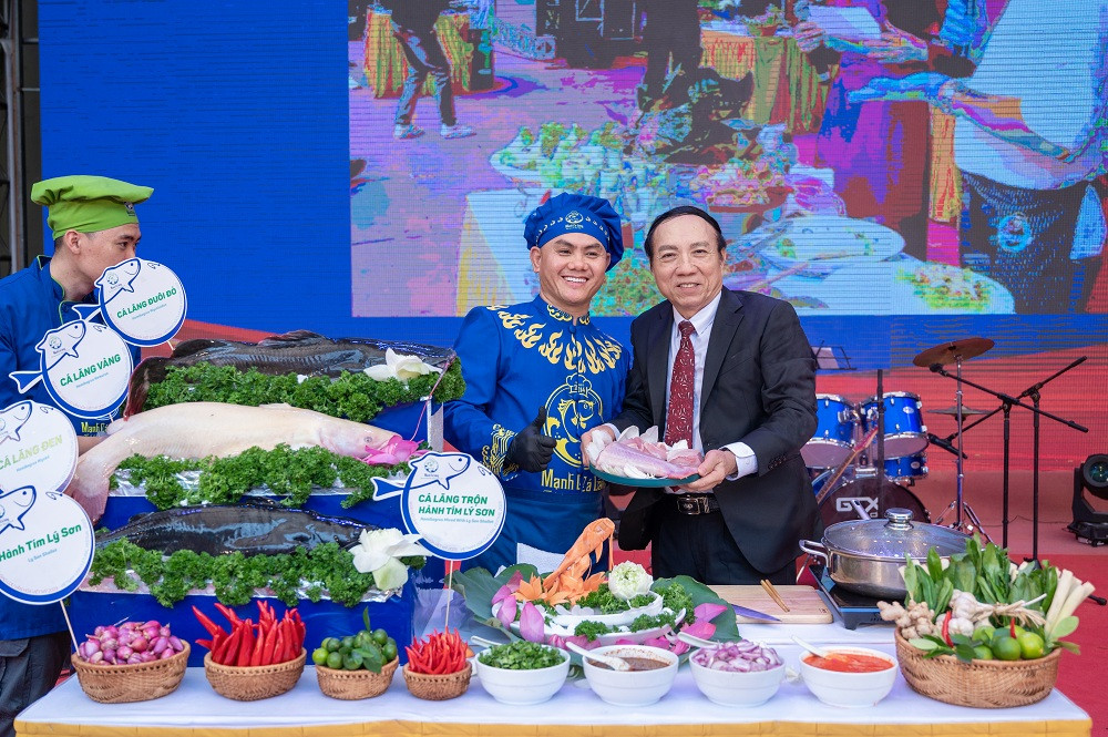 Mỗi người đăng ký check in sẽ được nhiếp ảnh gia chuyên nghiệp hướng dẫn tạo dáng cùng người mẫu, được cung cấp phụ kiện chụp ảnh và được nhận ngay bộ ảnh chất lượng cao đã qua hậu kỳ, trả toàn bộ file gốc trong quá trình chụp để thỏa sức post avatar Facebook, Zalo.