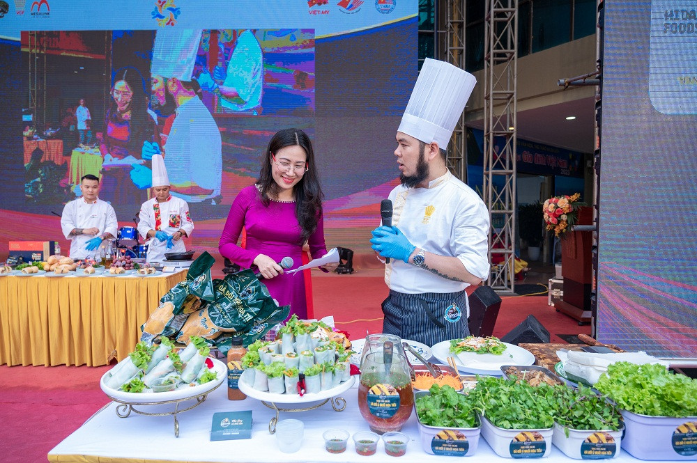 Đầu bếp thuyết trình về món phở cuốn.