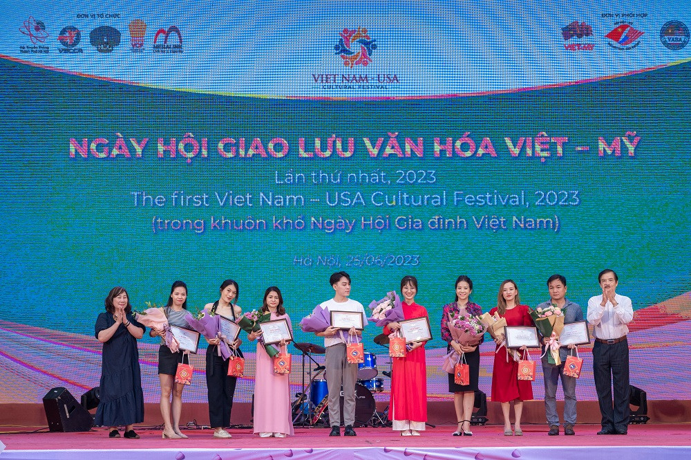 Ban Tổ chức trao hoa và chứng nhận tới đại diện các tổ chức, cá nhân có thành tích với Chương trình.