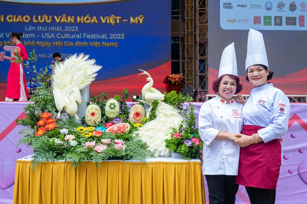 Nghệ thuật ẩm thực kết hợp với nghệ thuật trang trí do các nghệ nhân chế tác.