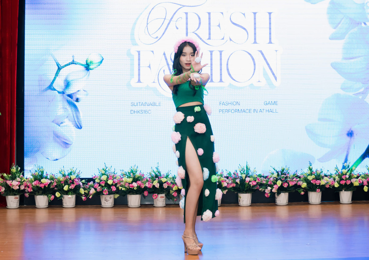 Người đẹp gốc Bắc Ninh đang theo học ngành Quản trị dịch vụ du lịch và lữ hành. Cô ham học hỏi, thích khám phá và trải nghiệm tất cả nét văn hóa đặc sắc.