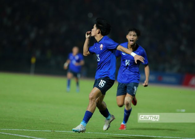 Ky Rina ghi bàn đưa đội chủ nhà vượt lên dẫn trước từ một tình huống phản công nhanh ở phút 26. Cầu thủ số 16 khi ăn mừng đã có động tác đáp trả &#34;im mồm&#34; về phía ban huấn luyện Philippines.