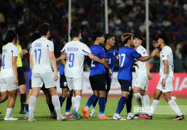 Trận đấu diễn ra nóng với nhiều pha va chạm của cầu thủ hai đội. Một cầu thủ Philippines có hàng động khiêu khích, yêu cầu đối thủ &#34;im mồm&#34; sau tình huống va chạm trên sân.