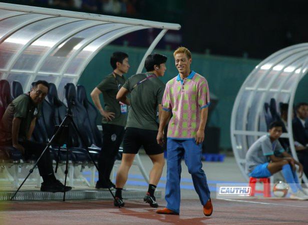 HLV Keisuke Honda nở nụ cười tươi sau bàn thắng mở tỷ số của các học trò.