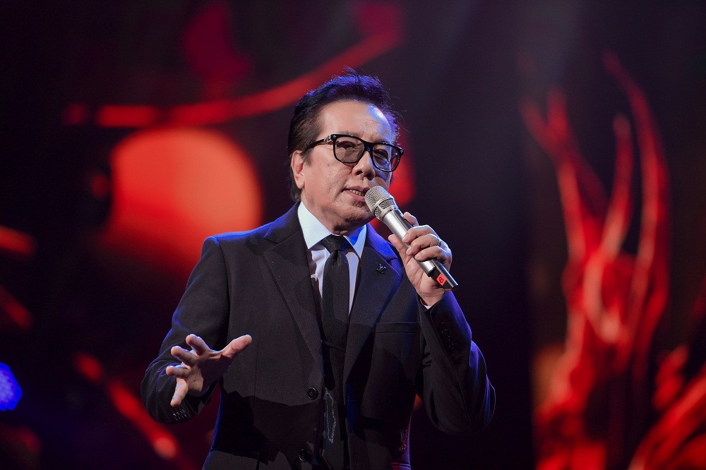 Giong hat danh ca Elvis Phuong 78 tuoi van lam say long khan gia-Hinh-2