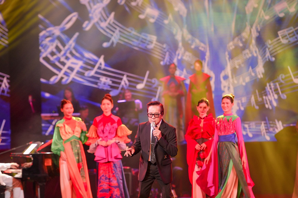 Giong hat danh ca Elvis Phuong 78 tuoi van lam say long khan gia