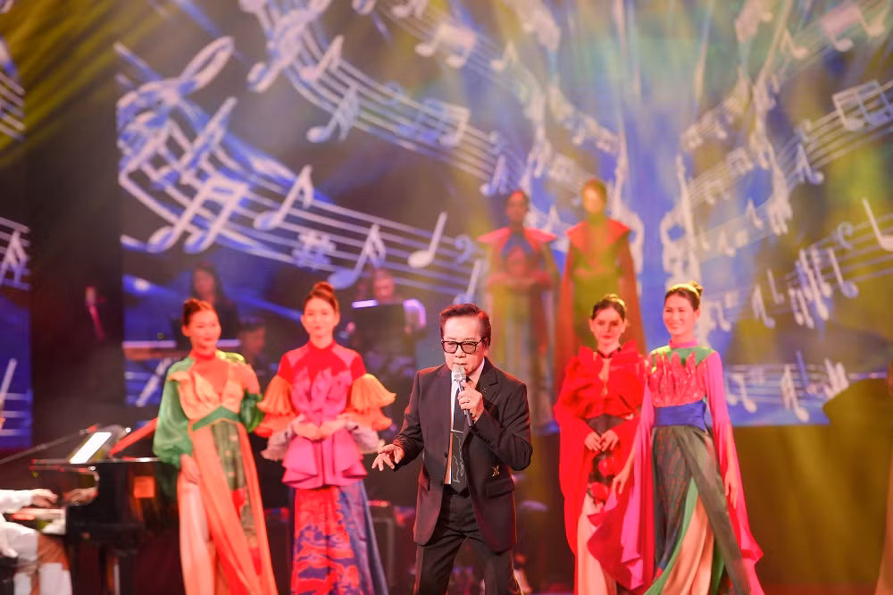 Giong hat danh ca Elvis Phuong 78 tuoi van lam say long khan gia