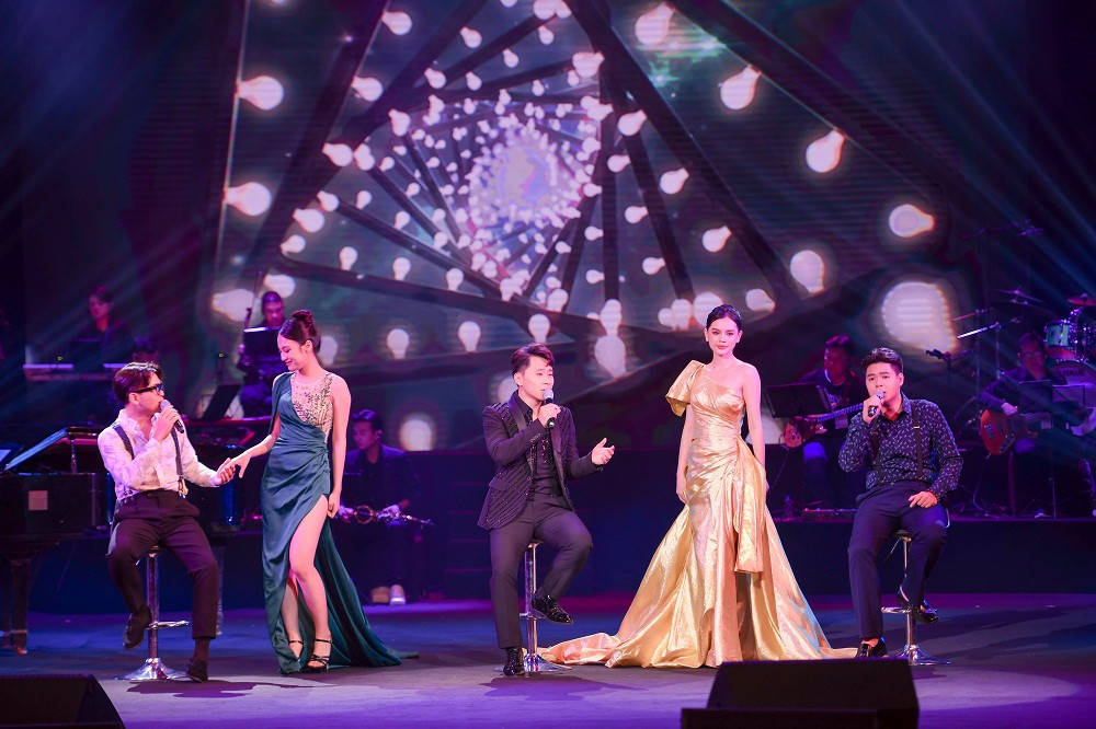 Giong hat danh ca Elvis Phuong 78 tuoi van lam say long khan gia-Hinh-5