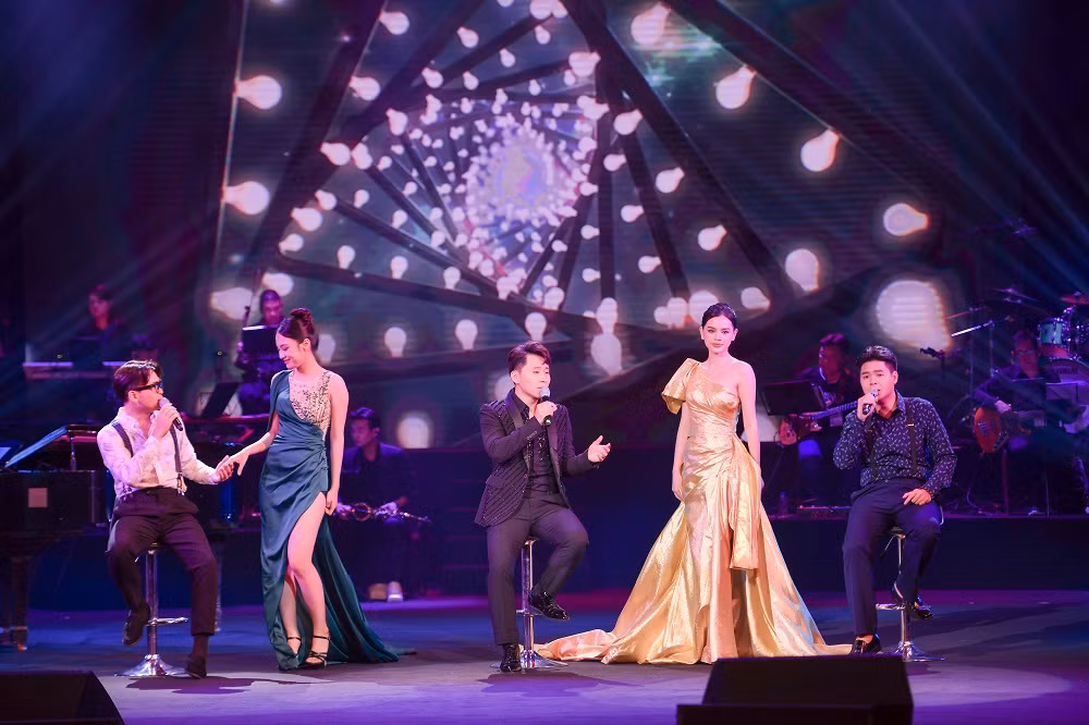 Giong hat danh ca Elvis Phuong 78 tuoi van lam say long khan gia-Hinh-5