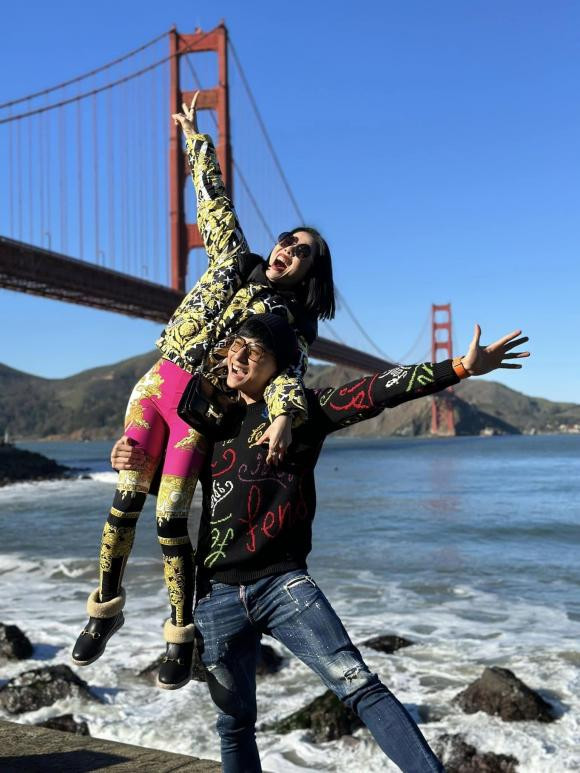 Lâm Bảo Châu bế bổng Lệ Quyên trên vai Lam Bao Chau be bong Le Quyen tren vai