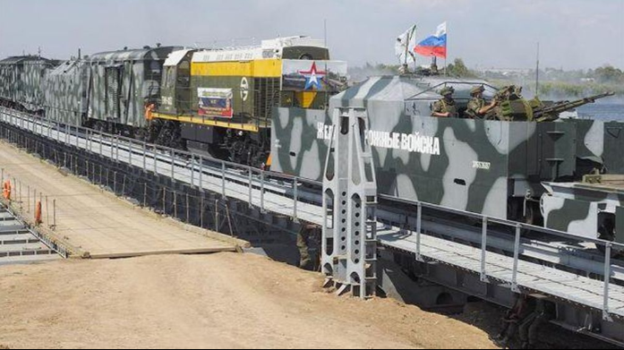 Dữ liệu được thu thập từ nhiều nguồn khác nhau cho thấy đoàn tàu bao gồm 2 đầu máy diesel và 8 toa xe, với 2 xe toa luôn đi cùng đầu máy. Các toa tàu nằm ngay phía sau được trang bị 2 khẩu pháo tự động ZU-23 nòng đôi cỡ 23 mm.